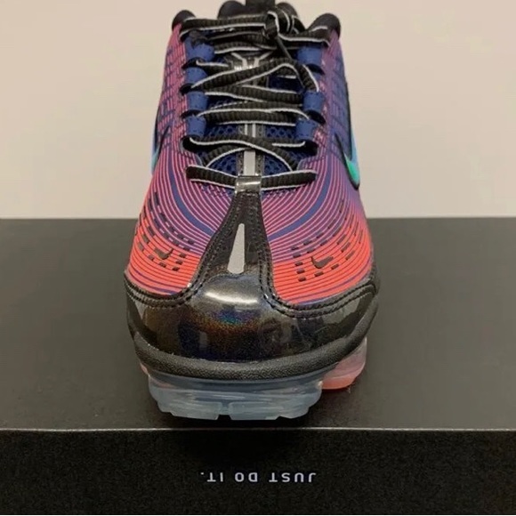 NikeVaporMax360. W size 6.5. Multi color, iridescent great condition shoes. π©· - Picture 14 of 16